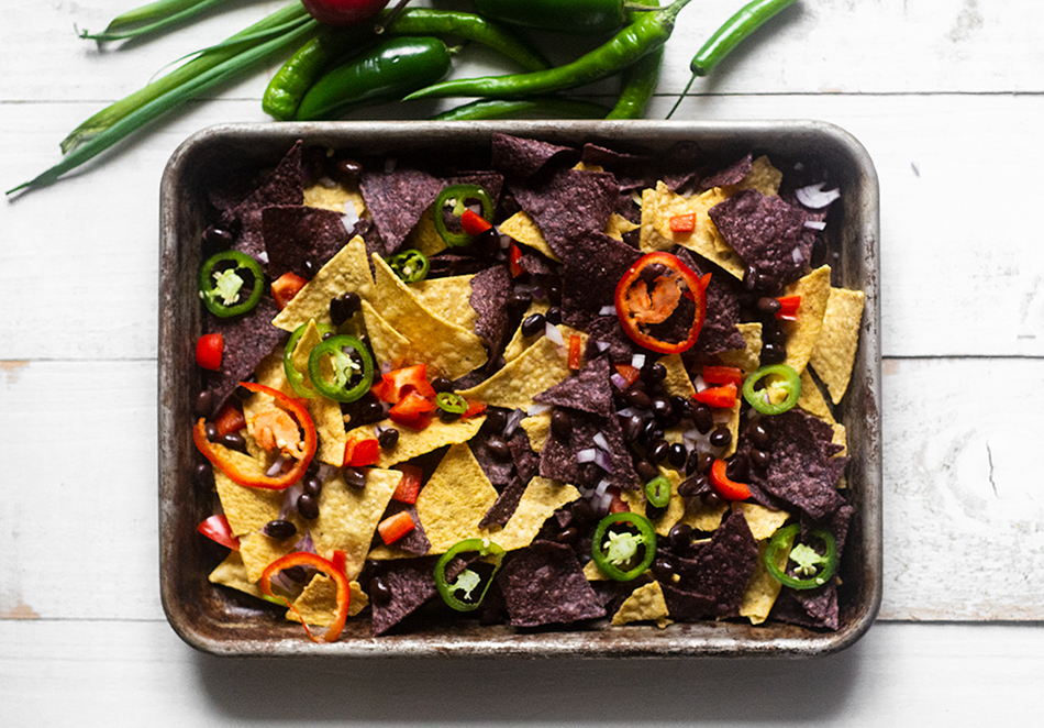 tortilla-chips-with-beans-peppers-and-onions-#vegannachos
